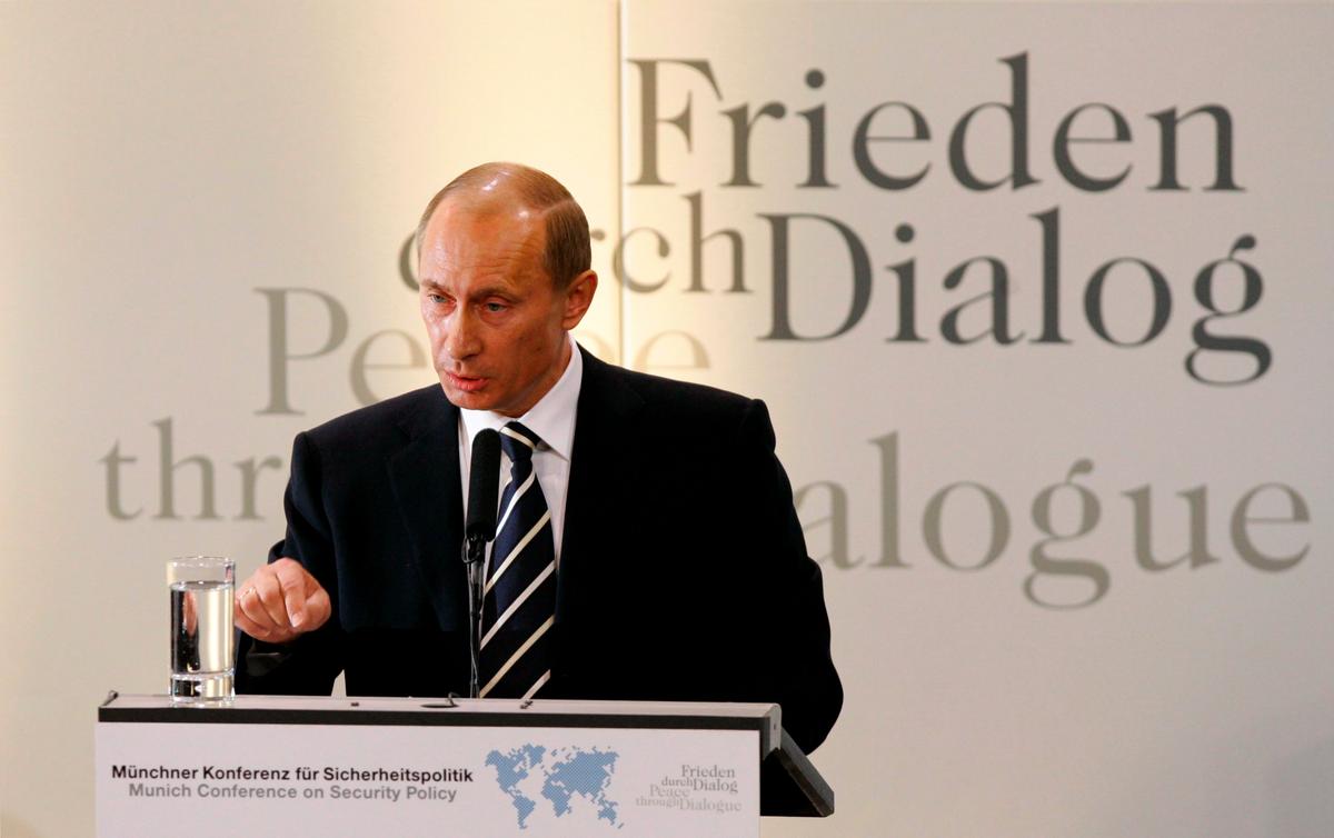 Выступление Владимира Путина на 43-й Мюнхенской конференции, 10 февраля 2007 г. Фото: EPA/MATTHIAS SCHRADER