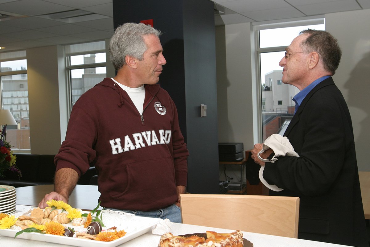 Джеффри Эпштейн с профессором Гарвардской школы права Аланом Дершовицем, 8 сентября 2004 года. Фото: Rick Friedman / Corbis / Getty Images