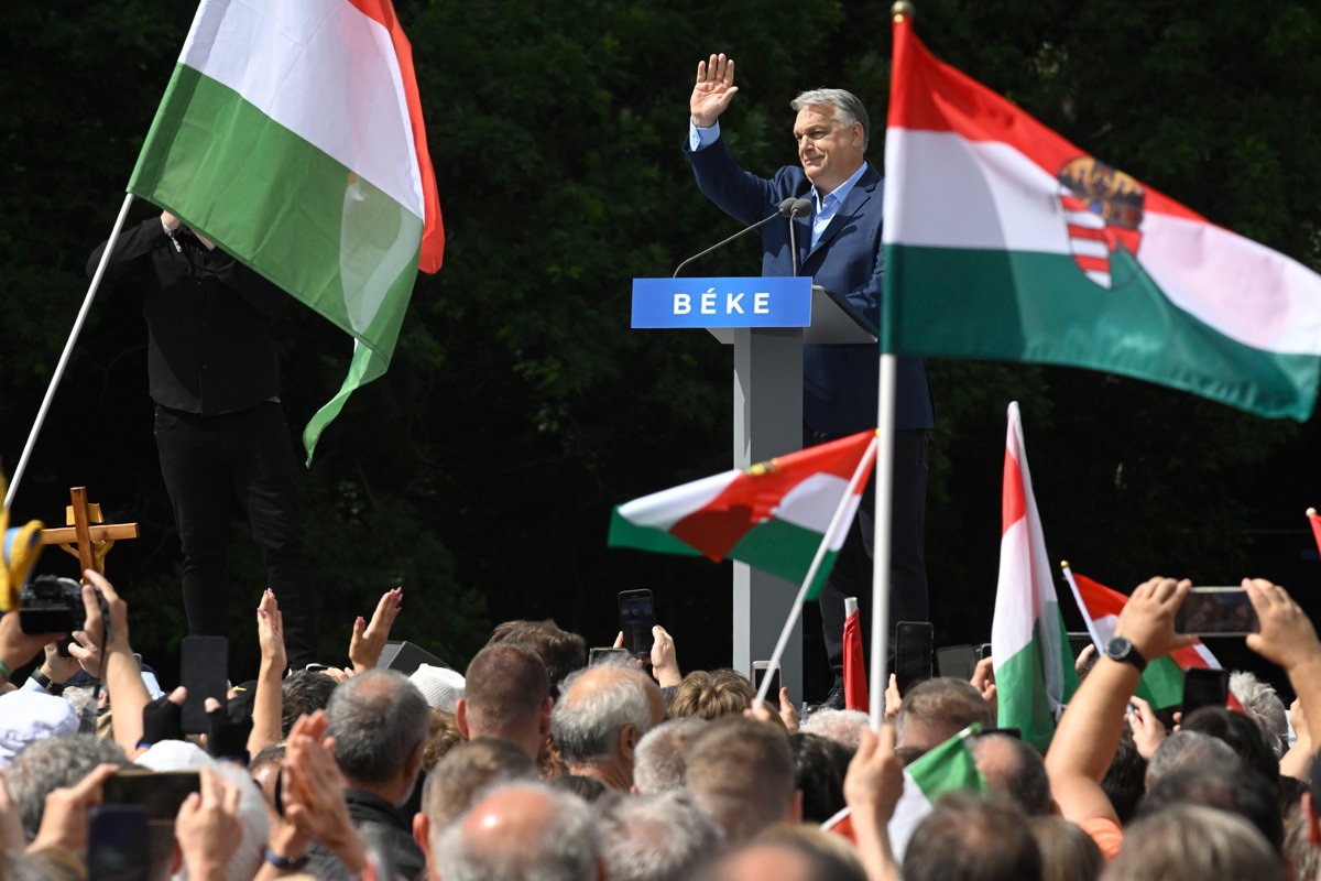 Премьер-министр Венгрии Виктор Орбан выступает во время антивоенного Марша мира в Будапеште, Венгрия, 1 июня 2024 года. Фото: Szilard Koszticsak / EPA-EFE