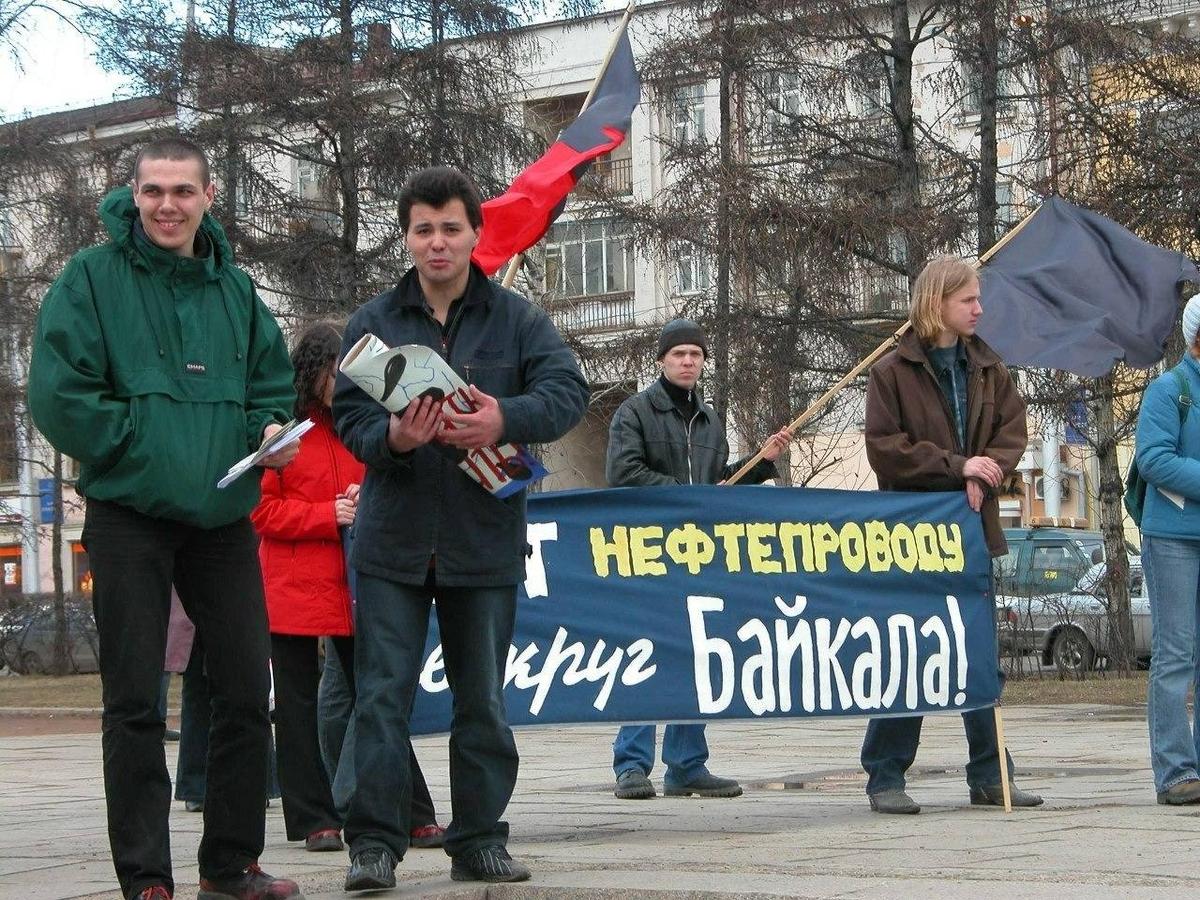 Алексей Сутуга (слева) на акции протеста в Иркутске, 2005 год