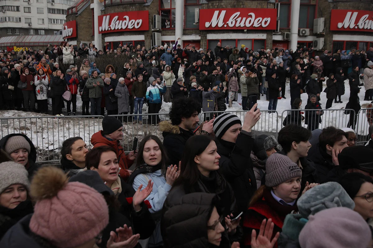 Толпой едут одну по очереди: 3000 качественных порно видео