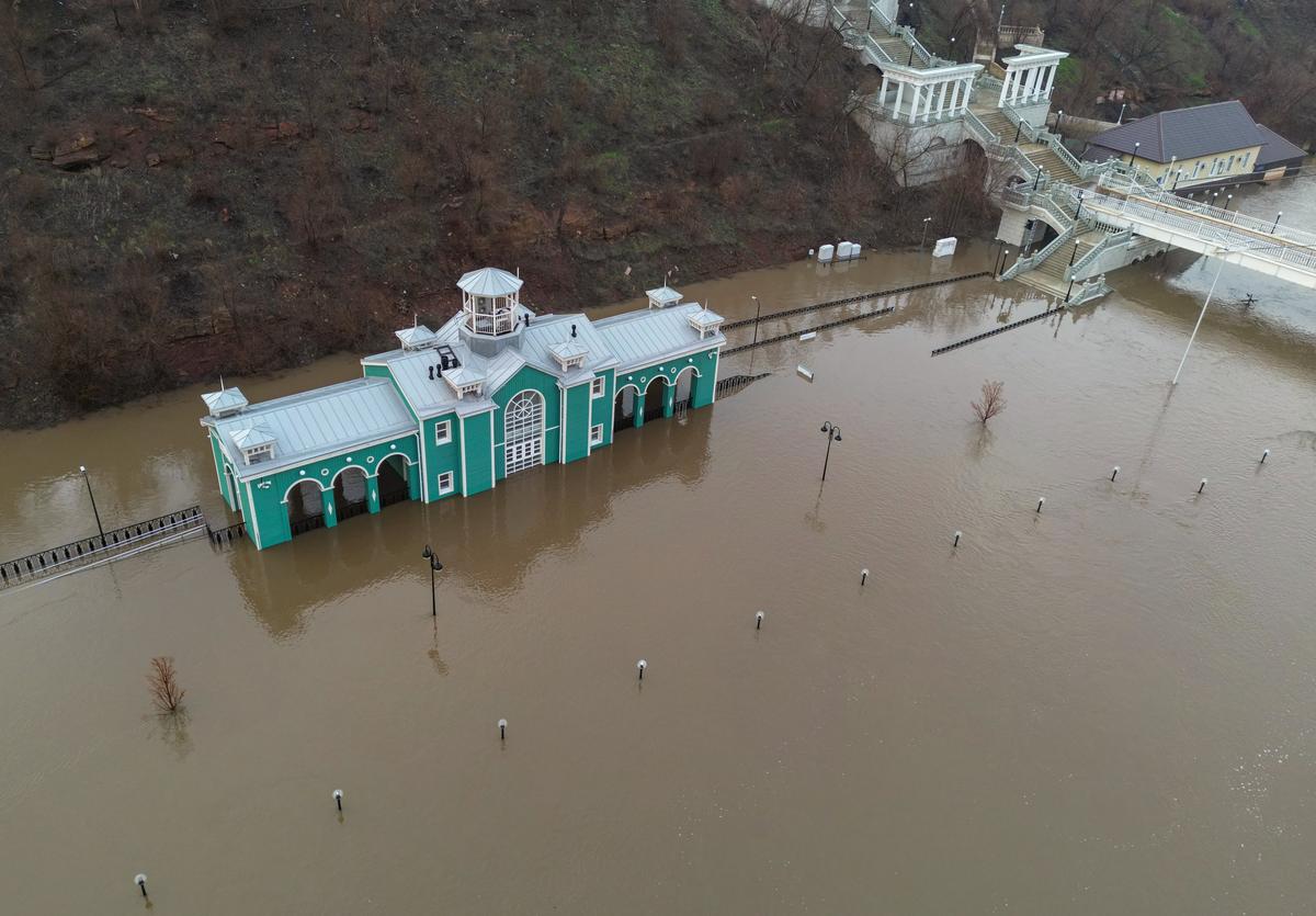 Flooding in Orenburg on 10 April 2024. Photo: Stringer / EPA-EFE