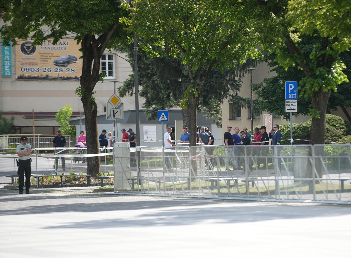 Полицейские стоят у оцепленного места покушения на премьер-министра Словакии Роберт Фицо в Хандлове, Словакия, 15 мая 2024 года. Фото: Jakub Gavlak / EPA-EFE