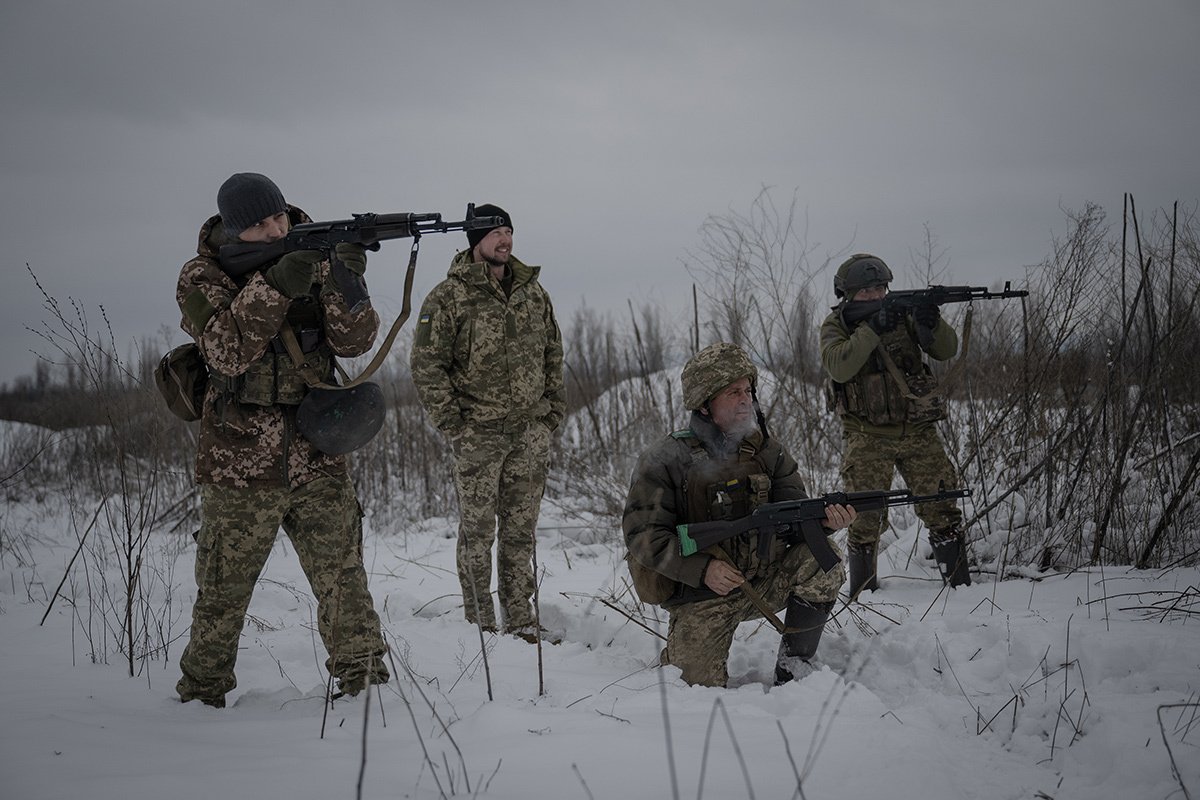 Украинские солдаты на линии фронта в районе Купянска, Харьковская область, 21 ноября 2023 года. Фото: Ozge Elif Kizil / Anadolu / Getty Images