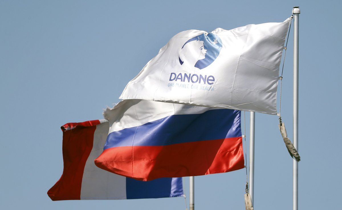 Флаги у завода Danone в Чехове, Московская область, 17 июля 2023 года. Фото: Максим Шипенков / EPA-EFE