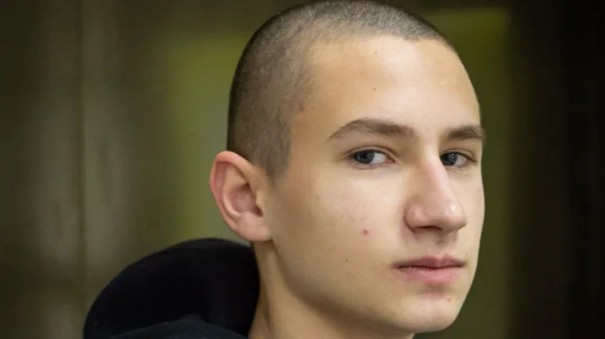 «А вам еще нужна эта война?»: школьника Егора Балазейкина приговорили к 6 годам колонии из-за брошенной в военкомат бутылки