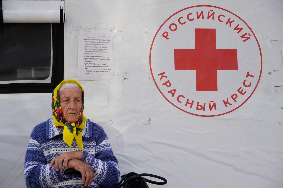 A displaced elderly woman awaits medical attention in Russia’s southwestern Kursk region, 10 September 2024. Photo: EPA-EFE