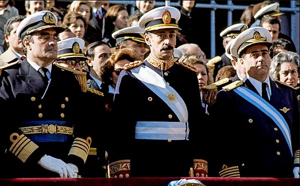 «Первая военная хунта» — адмирал Эмилио Массера, генерал-лейтенант Хорхе Видела и бригадный генерал Орландо Агости (слева направо) — наблюдают за военным парадом в честь Дня независимости на Авенида-дель-Либертадор, Аргентина, 9 июля 1978 года. Фото  правительства Аргентины