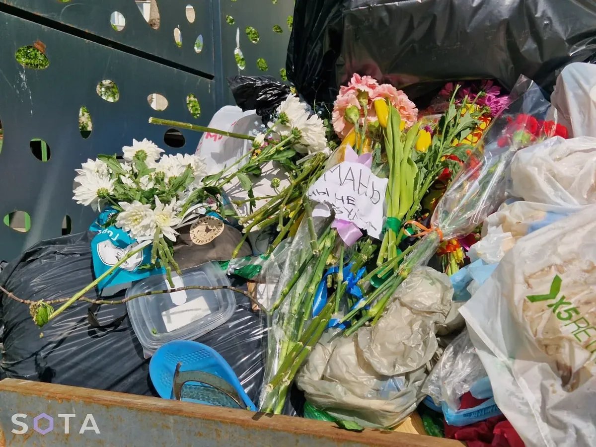 Flowers thrown in the trash near the Lesya Ukrainka monument in Moscow. Photo: SOTA