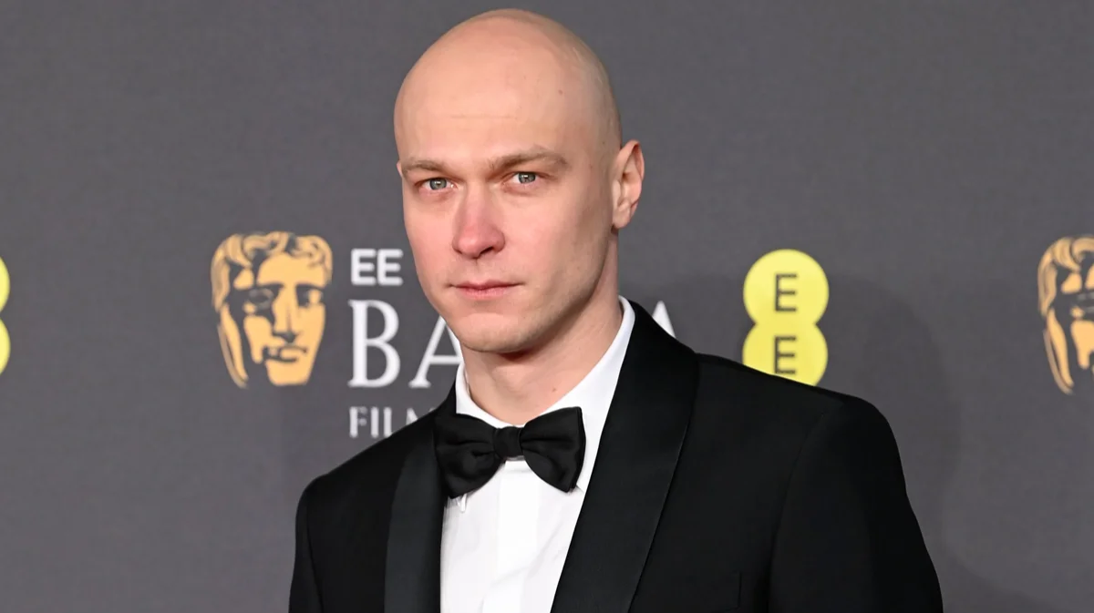 Юра Борисов не получил премию BAFTA за роль второго плана в «Аноре». Награду забрал Киран Калкин за участие в «Настоящей боли»