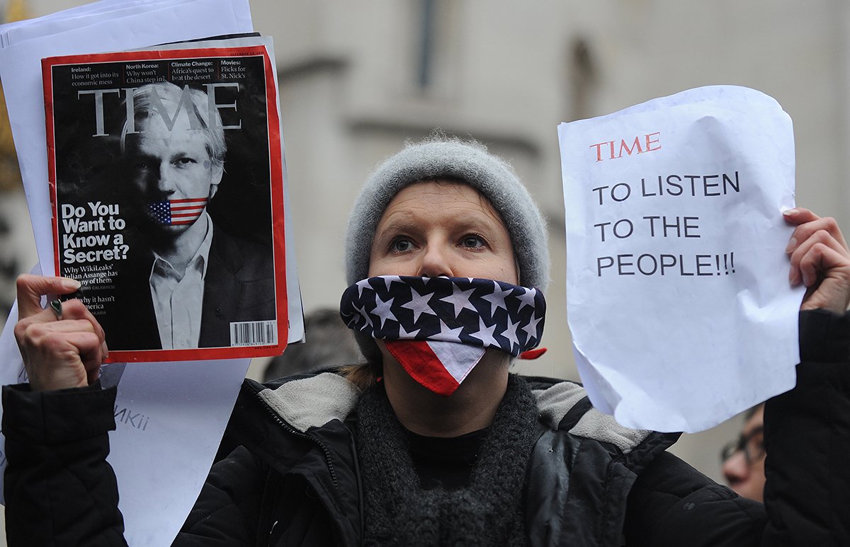 Участники акции «Освободите Джулиана Ассанжа» у здания суда в Лондоне, Великобритания, 16 декабря 2010 года. Фото: Andy Rain / EPA
