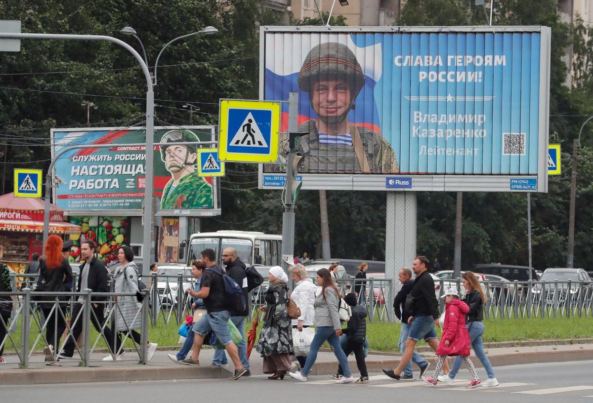 Билборды в Санкт-Петербурге. Фото: EPA-EFE / ANATOLY MALTSEV