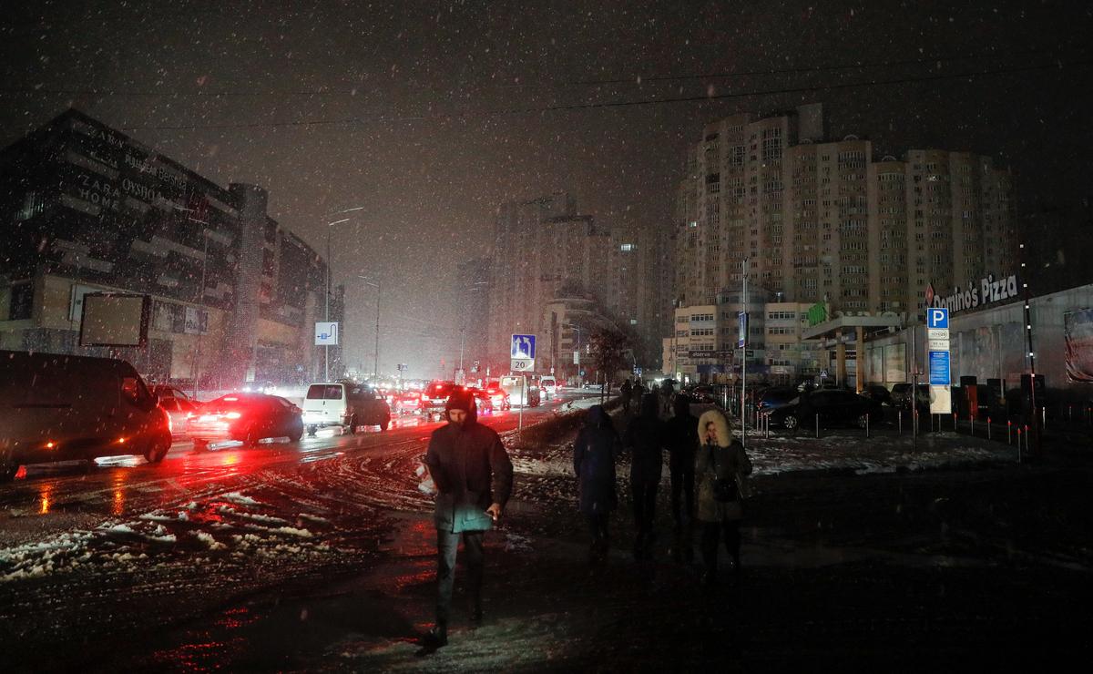 A street in Kyiv after a blackout, 16 December 2022. Photo: EPA-EFE/SERGEY DOLZHENKO
