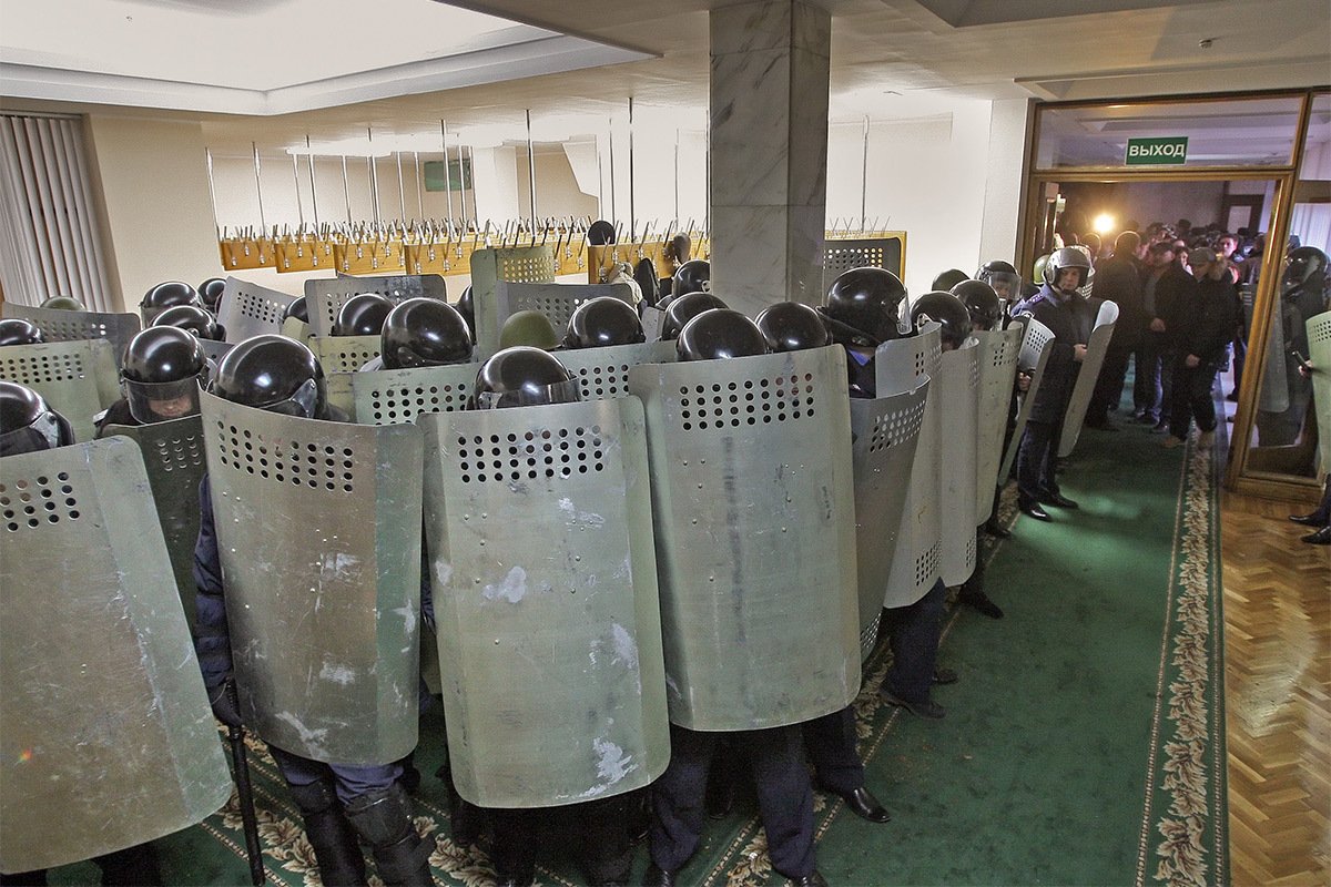 Украинские милиционеры в здании крымского парламента в Симферополе, Крым, Украина, 26 февраля 2014 года. Фото: Артур Шварц / EPA