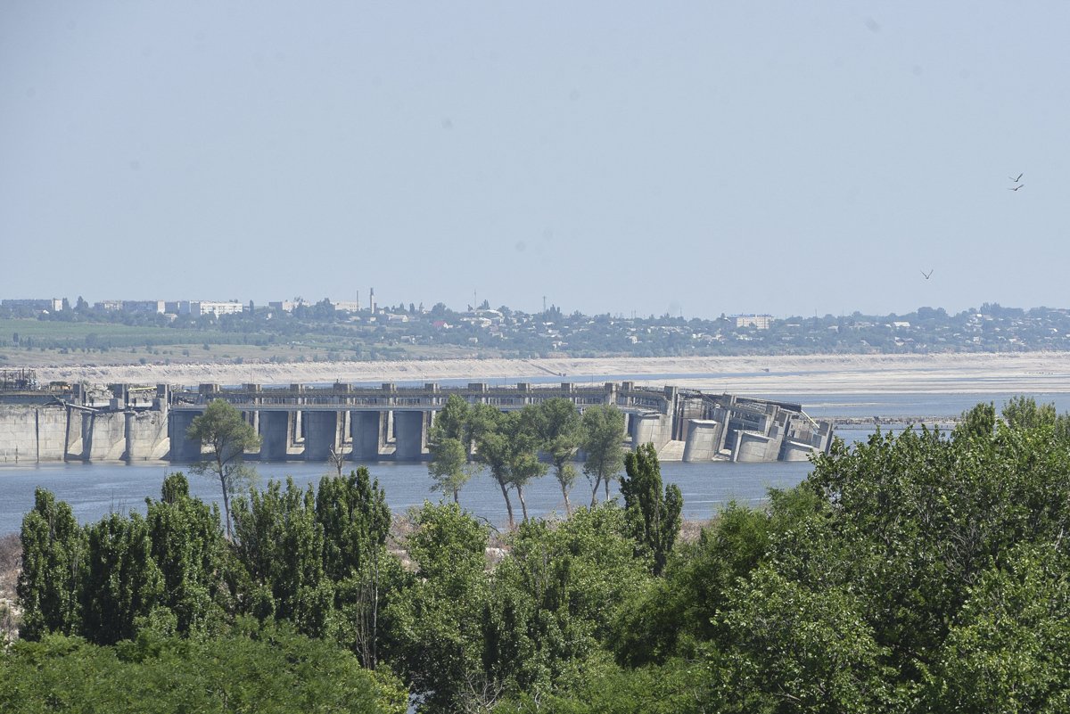 Вид на разрушенную плотину Каховской гидроэлектростанции на берегу Днепра в Херсонской области, 5 июля 2023 года. Фото: Anadolu Agency / Abaca Press / ddp images / Vida Press