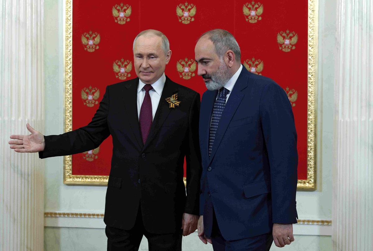 Владимир Путин и Никол Пашинян во время встречи в Кремле. Фото: EPA-EFE / VLADIMIR SMIRNOV / SPUTNIK / KREMLIN POOL MANDATORY CREDIT
