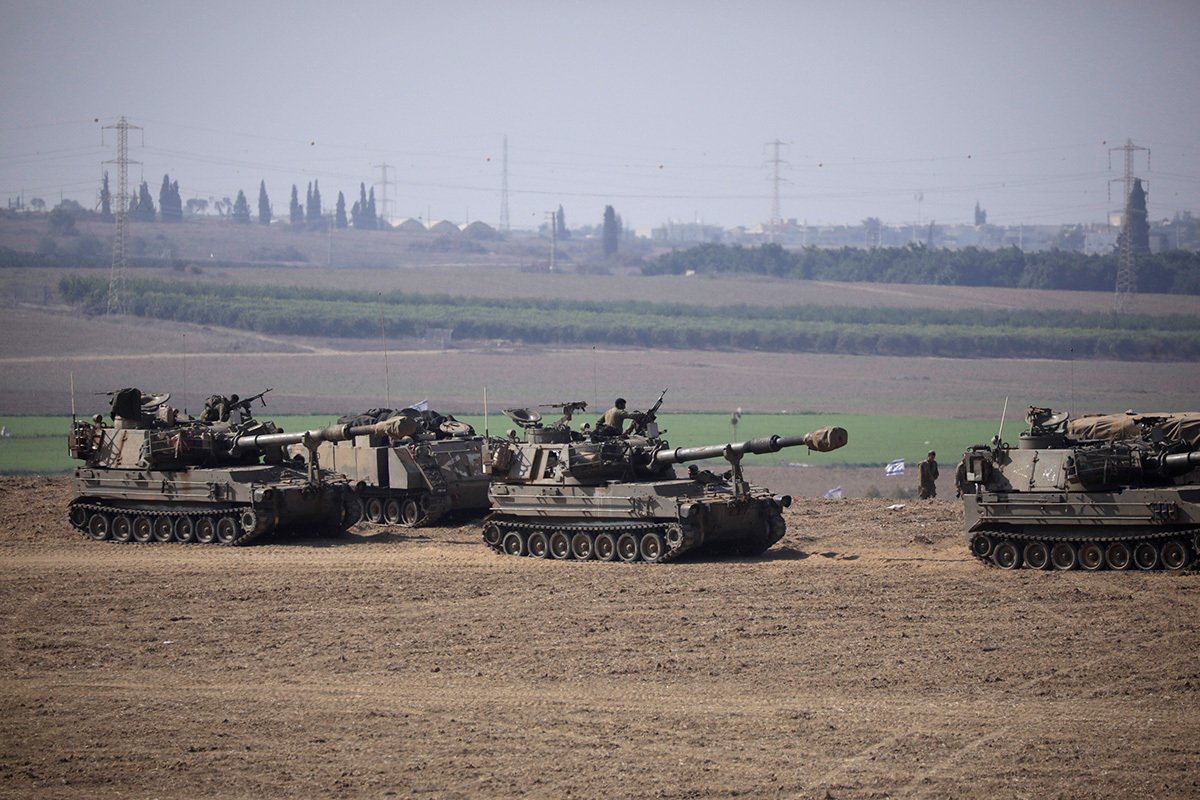 Солдаты израильского артиллерийского подразделения работают вблизи границы с сектором Газа 3 ноября 2023 г. в Сдероте, Израиль. Фото: Amir Levy / Getty Images