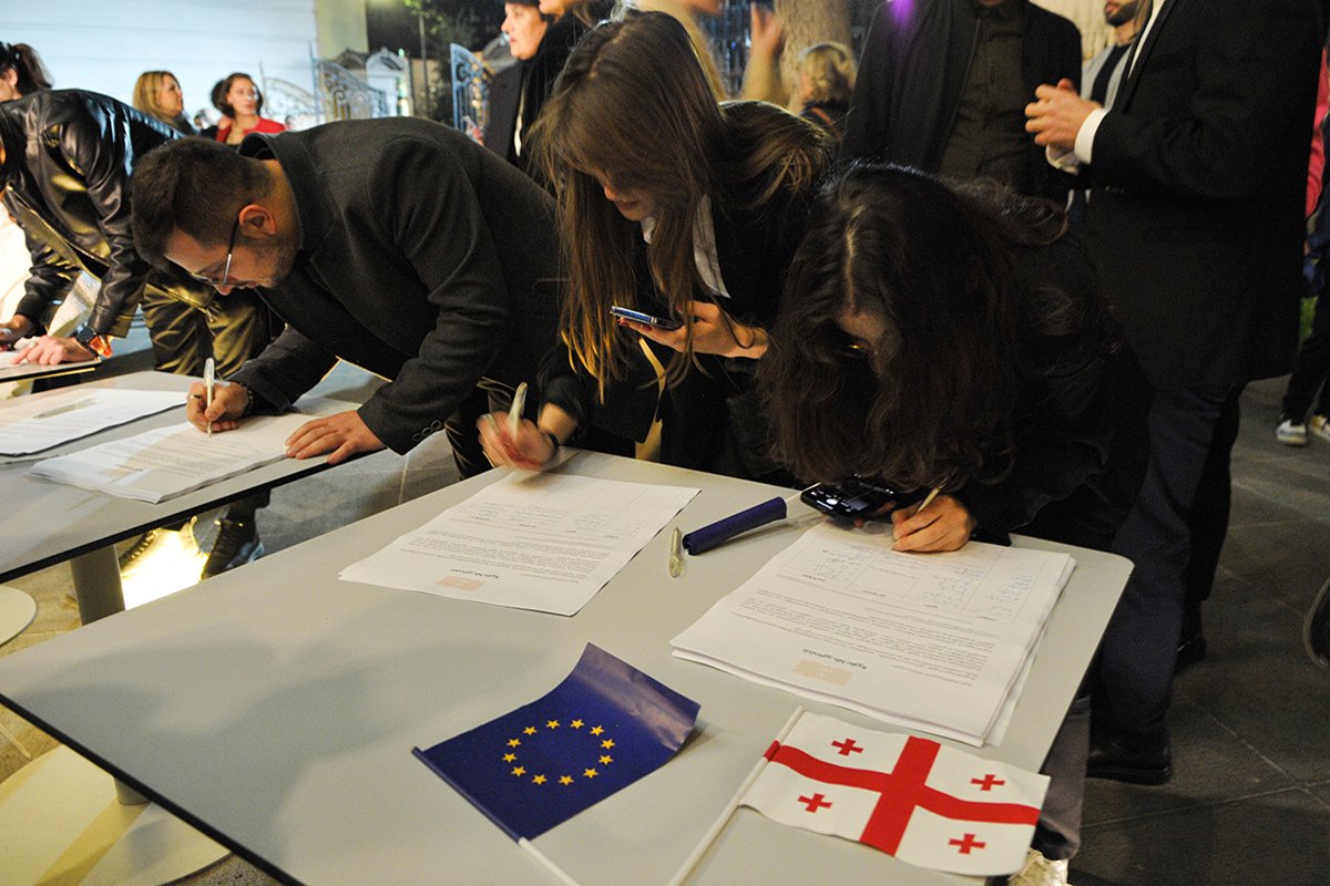 Люди подписывают петицию о вступлении в ЕС, где отмечают решение Европейской комиссии, 08 ноября 2023 года. Тбилиси, Грузия. Фото: Nicolo Vincenzo Malvestuto / Getty Images