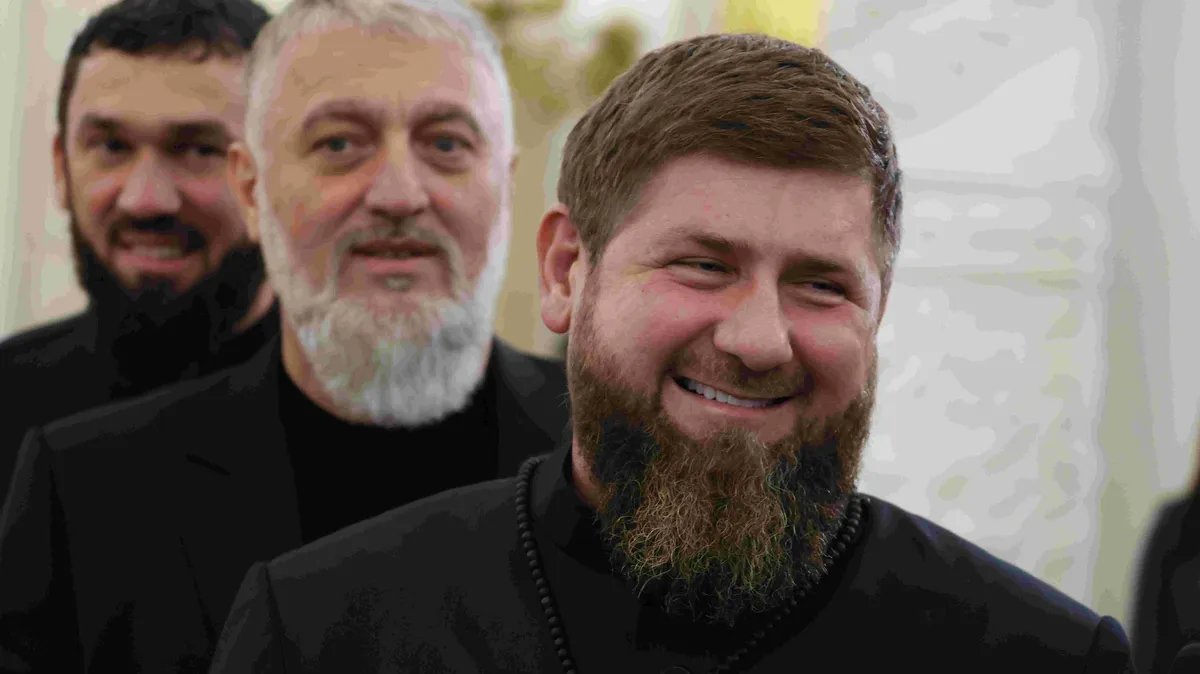 Президент Чечни Рамзан Кадыров (справа), депутат Госдумы России Адам Делимханов (в центре) и председатель парламента Чечни Магомед Даудов (слева). Фото: EPA-EFE / MIKHAIL METZEL / SPUTNIK/KREMLIN POOL