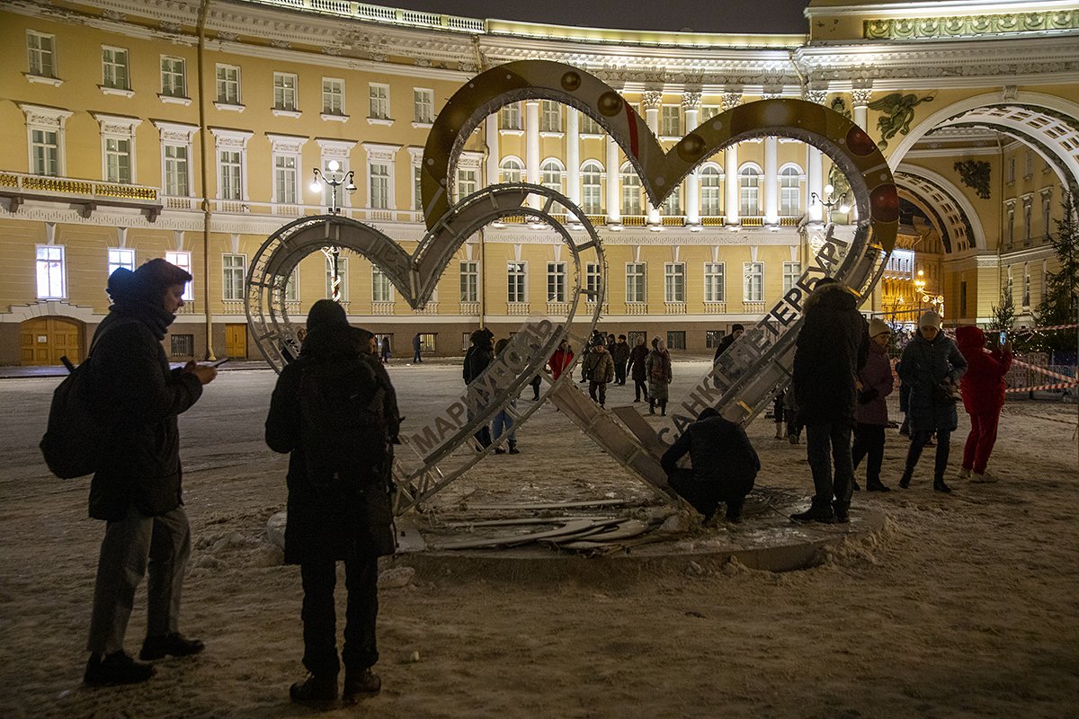 Инсталляция Сердца на Дворцовой площади до того, как ее «украсила» Даша. Фото: Дмитрий Цыганов