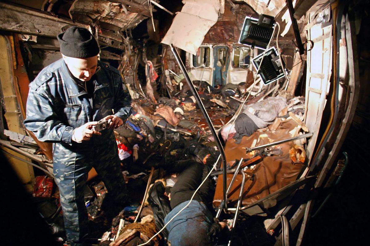 Эксперт криминалист в разрушенном взрывом вагоне поезда в метро между станциями «Автозаводская» и «Павелецкая», Москва, 6 февраля 2004 года. Фото: EPA/Stringer