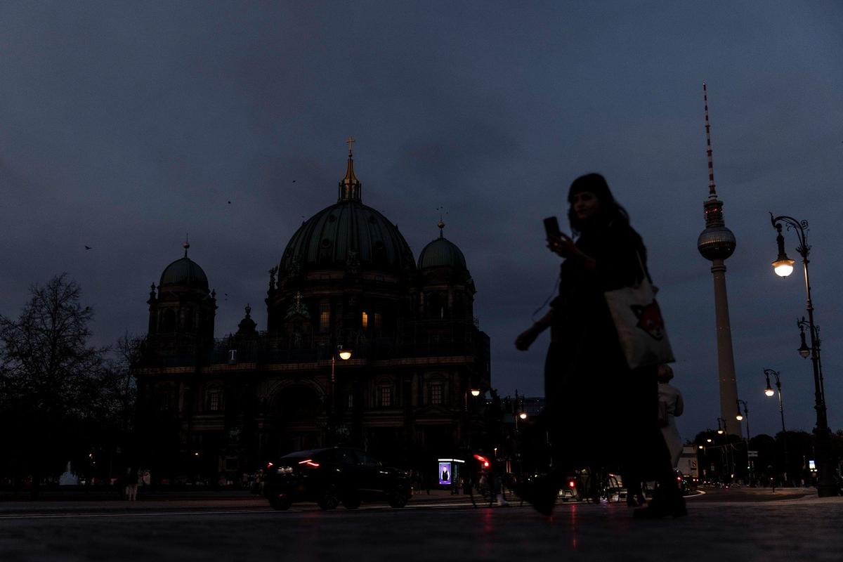 Берлинский собор и Берлинская телебашня (Fernsehturm) больше не освещаются в темное время суток в рамках правительственных мер по энергосбережению, 24 октября 2022 года. Фото: Maja Hitij / Getty Images
