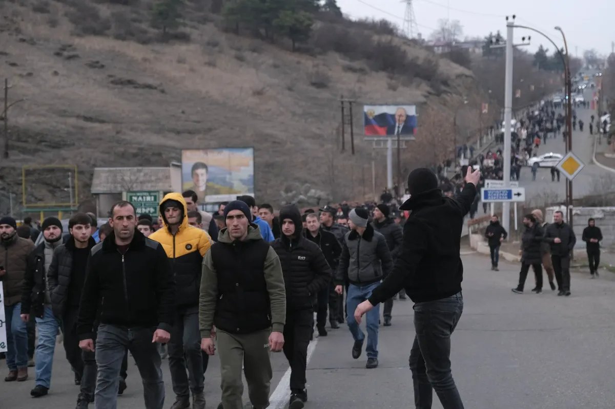 Residents of Karabakh heading towards a blockpost with Russian peacekeepers for another attempt at negotiations. Stepanakert, December 2022. Photo:  Ani Balayan