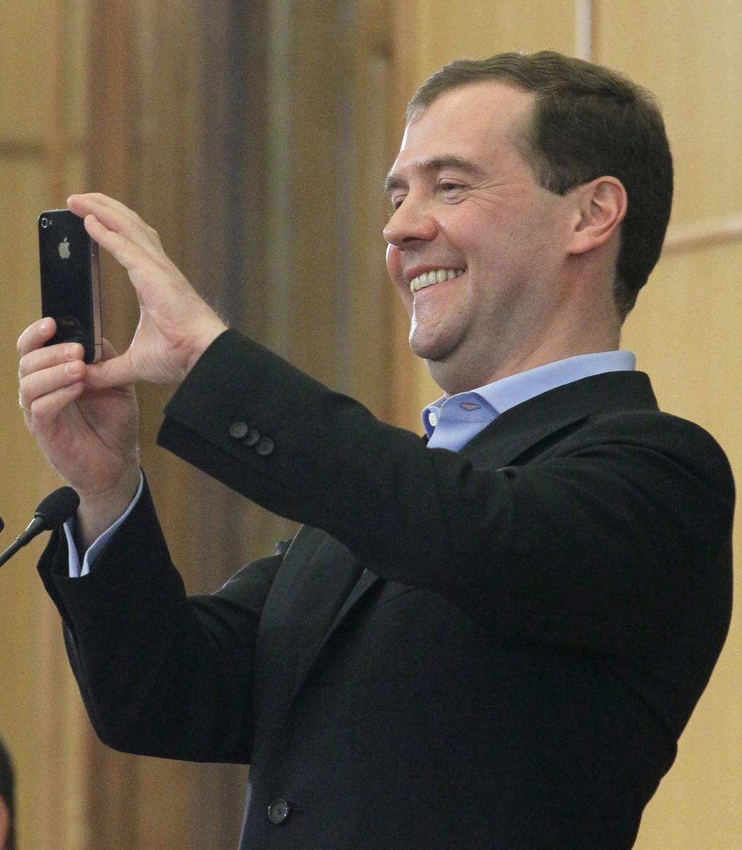 Дмитрий Медведев фотографируется на iPhone во время встречи со студентами факультета журналистики Московского государственного университета в Москве. Фото: EPA/RIA NOVOSTI POOL/EKATERINA SHTUKINA