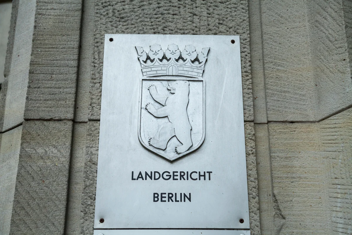 Табличка на здании Земельного суда Берлина. Фото: SP / ddp / Vida Press