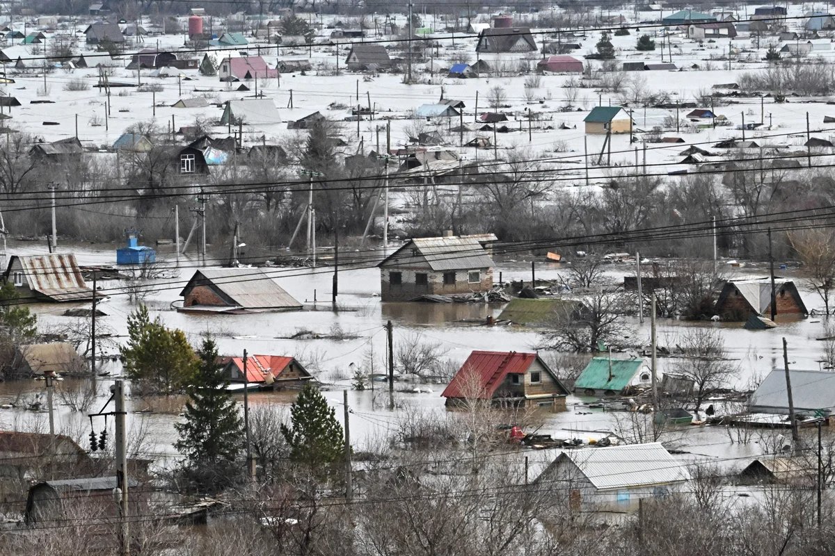 Houses in Orsk flooded following the collapse of the city’s dam, 9 April 2024. Photo: Anatoly Zhdanov / Kommersant / Sipa USA / Vida Press
