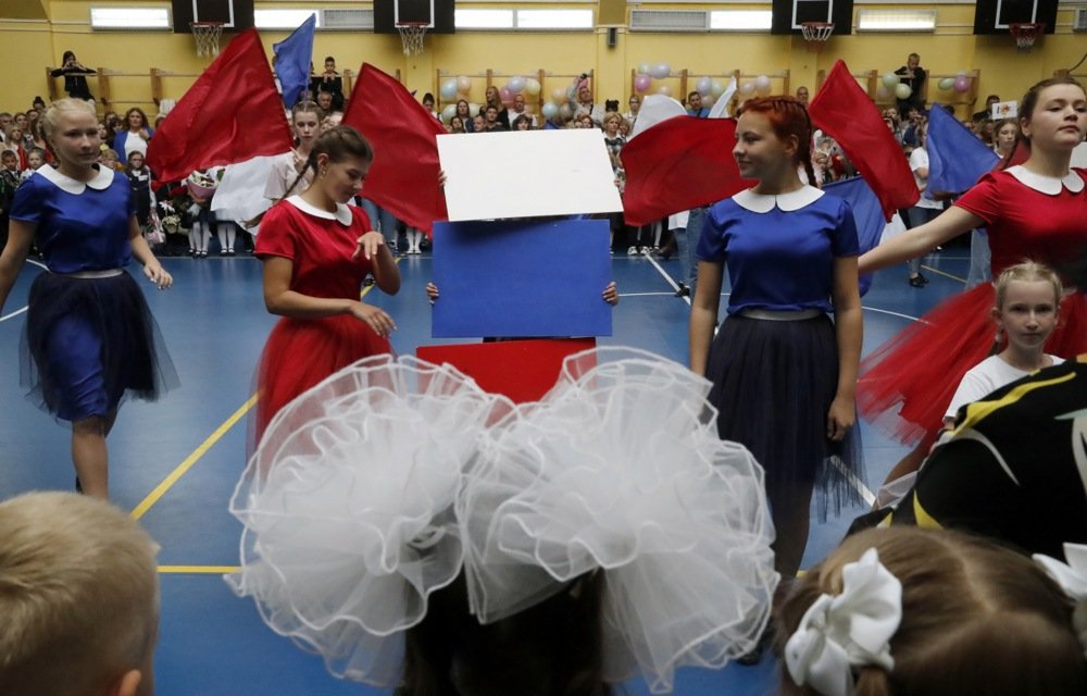 Russian children celebrate the first day of the new school year, known as ‘Day of Knowledge’, in St. Petersburg, Russia, 01 September 2022. Photo: EPA-EFE/ANATOLY MALTSEV