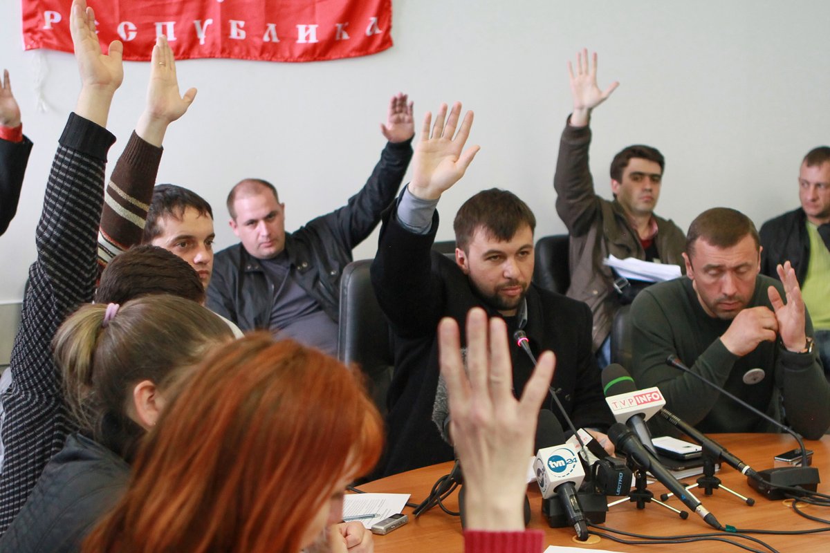 Члены самопровозглашенной «Донецкой республики» голосуют во время собрания в захваченном здании областной администрации в Донецке, 10 апреля 2014 года. Фото: Photomig / EPA