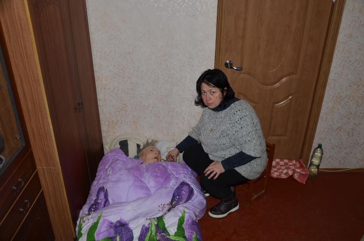 Мама Ирины оставалась лежать на матрасе в квартире, дочь приходила из подвала ее кормить и делать уколы. Фото из личного архива