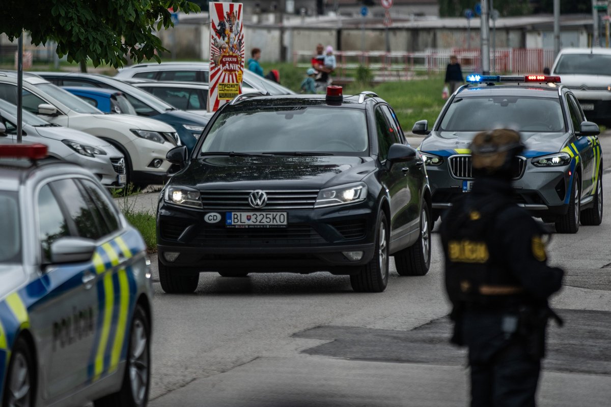 Колонна полицейских машин с обвиняемым в покушении на убийство Роберта Фицо, прибывает на допрос в уголовный суд в Пезиноке, Словакия, 18 мая 2024 года. Фото: Jakub Gavlak / EPA-EFE