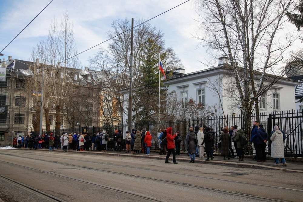 Russians in Norway wait to cast their vote in Russian presidential election in Oslo. Photo: EPA-EFE/Frederik Ringnes
