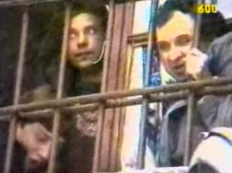 Преступники в окне корпусной (слева направо) — Зеленов, Шапранов и Королёв. Фото:  Wikimedia Commons