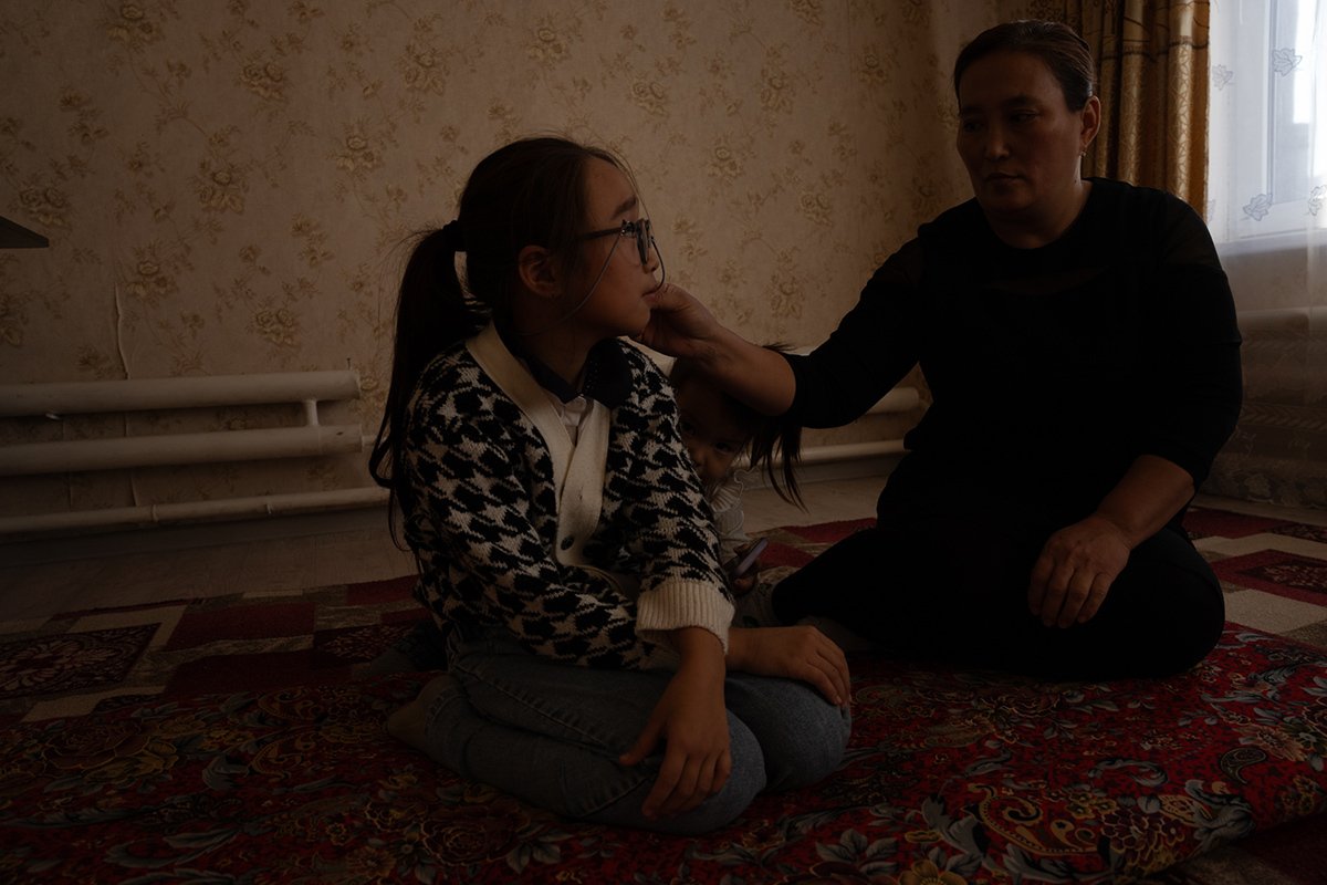 Нурлы и ее мама Арайлым. Фото: Рауль Упоров
