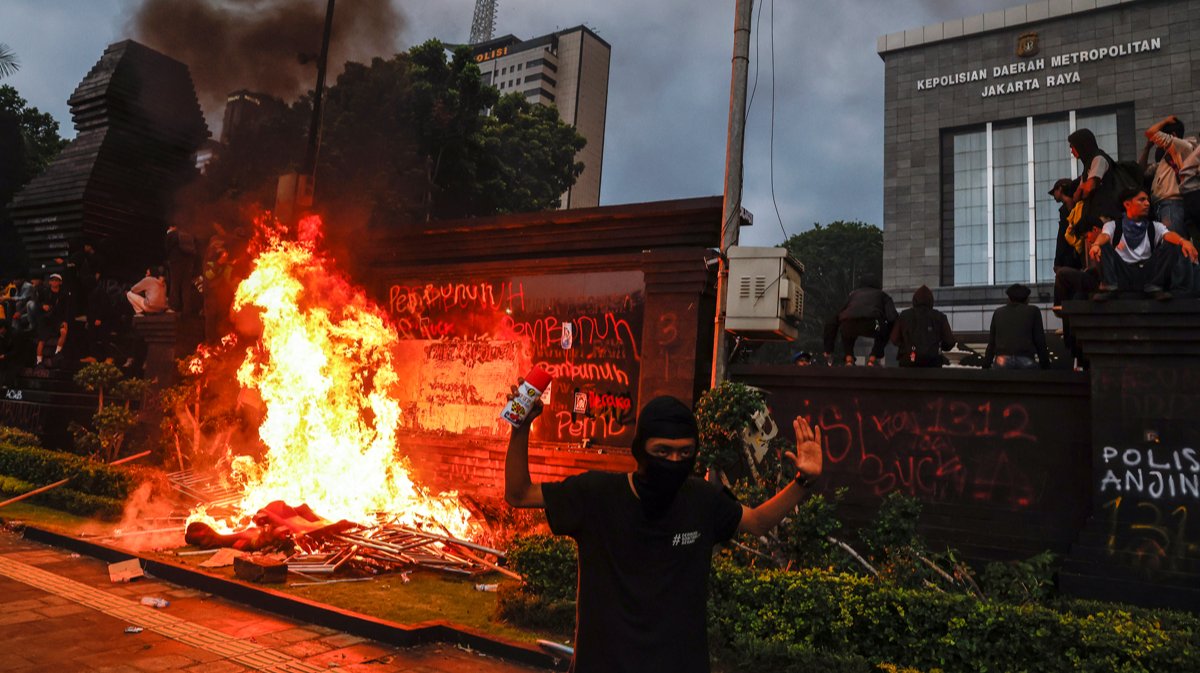 Протесты по всей Индонезии завершились отменой льгот для депутатов