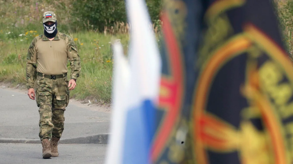 Неформальный мемориал рядом с бывшим «Центром ЧВК Вагнера» в Санкт-Петербурге, 25 августа 2023 года. Фото: Анатолий Мальцев / EPA-EFE