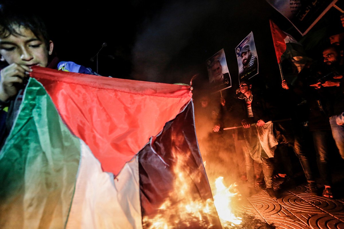 Палестинские демонстранты жгут шины во время демонстрации против мирного плана, предложенного президентом США Дональдом Трампом, в городе Газа. Фото: Mahmoud Issa / SOPA Images / LightRocket / Getty Images
