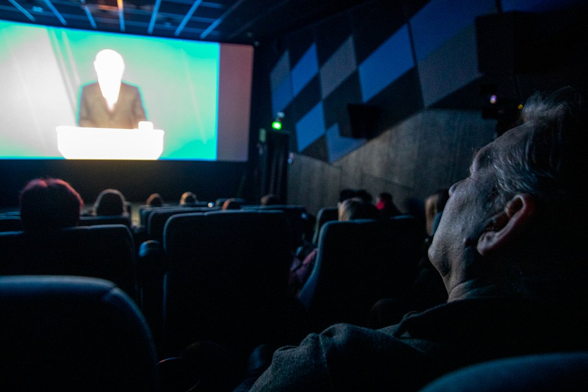Люди смотрят в кинотеатре прямое включения послания президента к федеральному собранию. Фото: Дмитрий Цыганов, специально для «Новой газеты Европа»