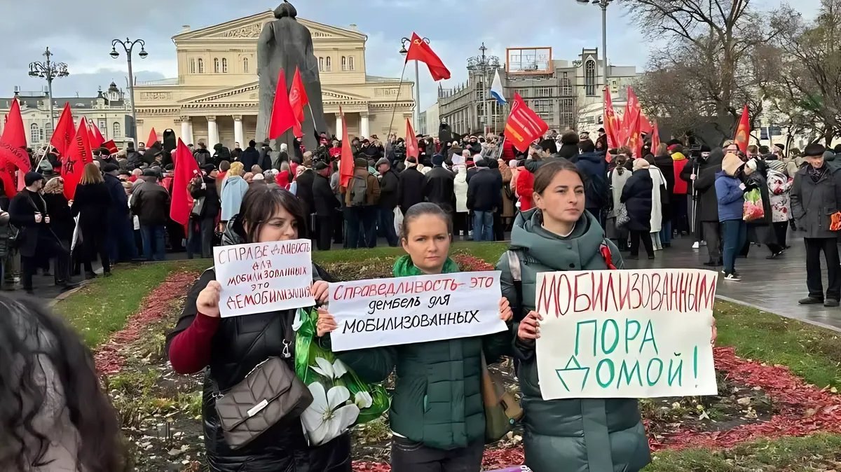‘Justice for the mobilised’, ‘It’s time to go home’. Protest by soldiers’ mothers and wives in Moscow. Photo: Telegram