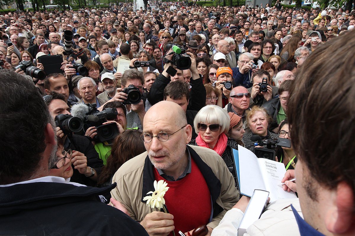 Писатель Борис Акунин среди сторонников, выступающих против президентства Путина, Москва, 13 мая 2012 года. Фото: Саша Мордовец / Getty Images