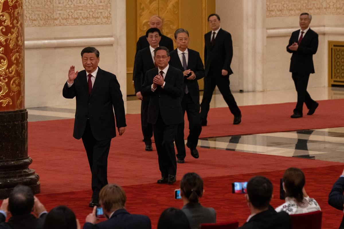 Си Цзиньпин и члены нового Постоянного комитета Политбюро Коммунистической партии Китая прибывают на его открытие в Большом зале народных собраний в Пекине, Китай, 23 октября 2022 года. Фото: Bloomberg