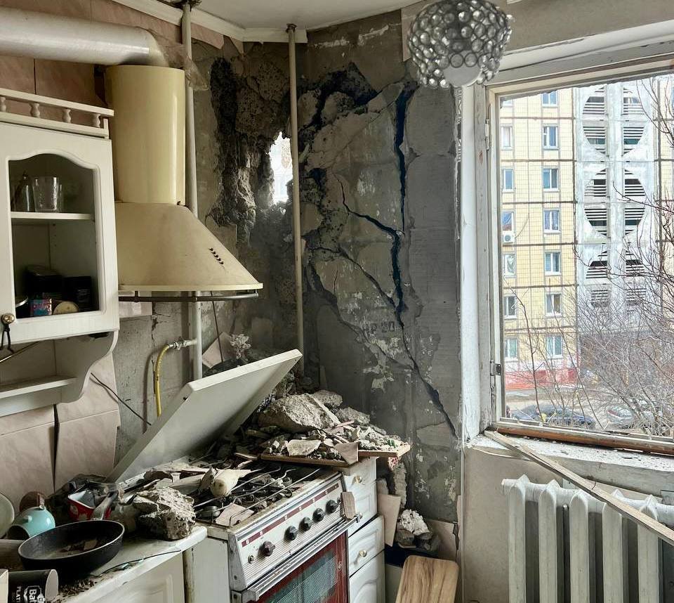 Кухня в жилом доме, поврежденная после обстрела. Фото: telegram / v_v_demidov