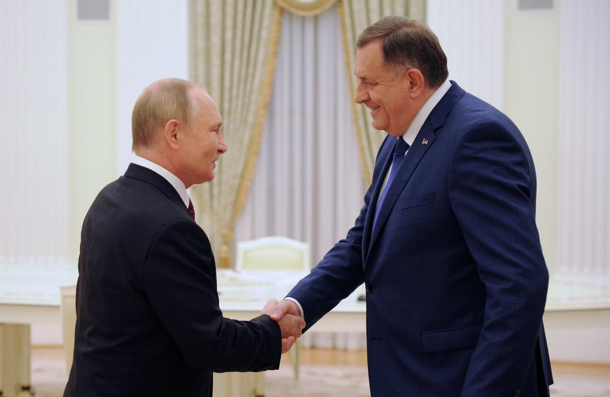 Vladimir Putin shakes hands with Milorad Dodik during their meeting in Moscow, Kremlin, Russia, 20 September 2022. Photo: EPA-EFE/MIKHAEL KLIMENTYEV / SPUTNIK / KREMLIN POOL