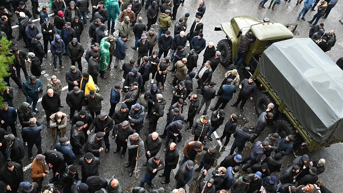 People gathered near the Presidential Administration building in Sukhumi, Abkhazia, to protest the controversial investment deal with Russia, 16 November 2024. Photo: Ilya Pitalev / IMAGO / Scanpix / LETA