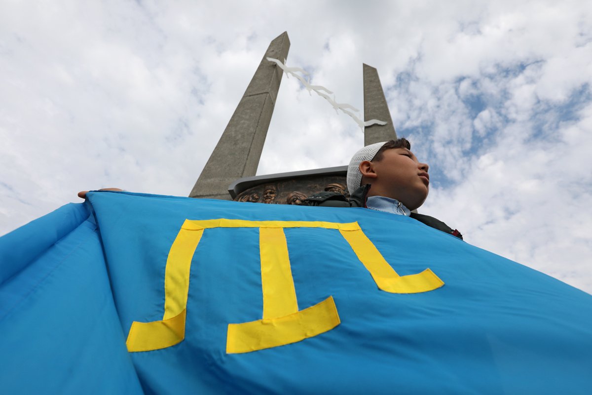 Мальчик держит флаг крымских татар во время митинга, посвященного годовщине массовой депортации крымских татар из региона в 1944 году, Евпатория, Украина, 18 мая 2021 года. Алексей Павлишак / Reuters / Scanpix