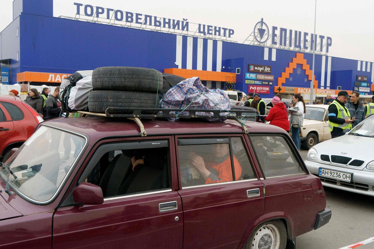 Автомобили с эвакуированными на парковке торгового центра в Запорожье, 1 апреля 2022 года. Фото: Emre Caylak / AFP / Scanpix / LETA