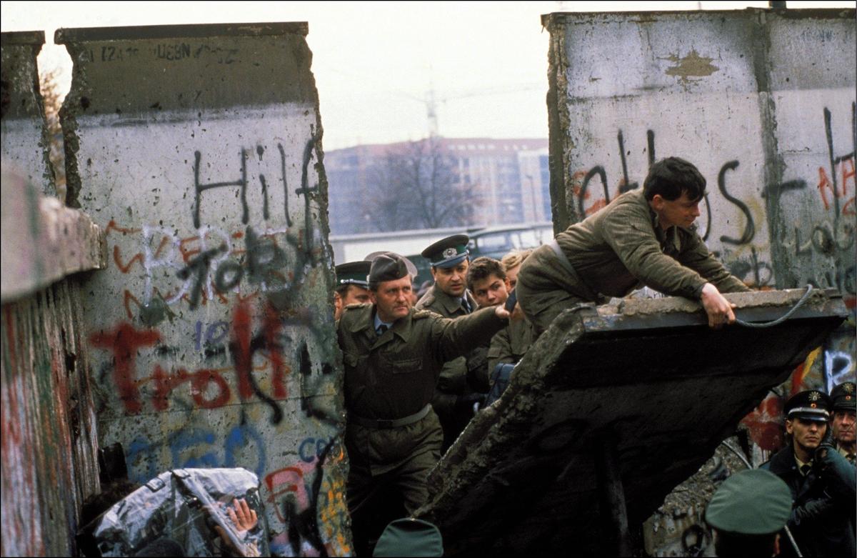 Падение Берлинской стены, 11 ноября 1989 года. Фото: Patrick PIEL / Gamma-Rapho / Getty Images